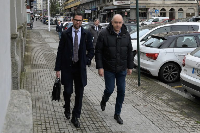 El lotero de A Coruña acusado de quedarse con una primitiva millonaria niega que se lo ocultase al dueño: «Es mentira»