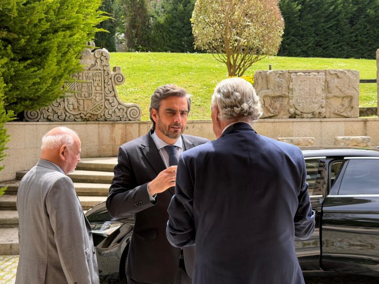 Transporte ferroviario y aeropuertos, entre los principales temas tratados en la reunión entre Xunta y Vicus Gallaecia