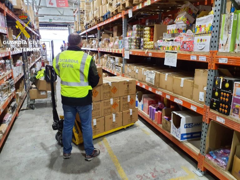 Denunciado un bazar de O Porriño por almacenar y vender artículos pirotécnicos sin autorización