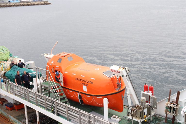 Un buque gallego que faena en Terranova incorpora un «innovador» bote salvavidas cerrado e insumergible