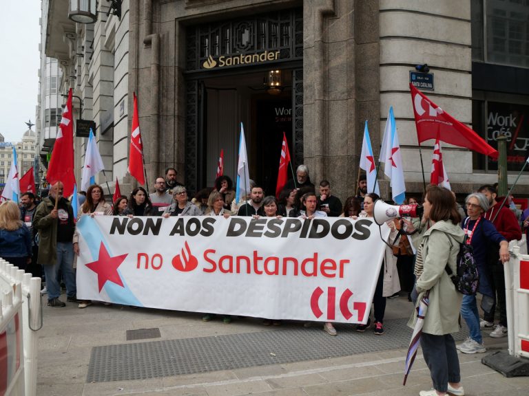 Representantes de la CIG se movilizan en A Coruña contra despidos y «presión comercial» en entidades bancarias