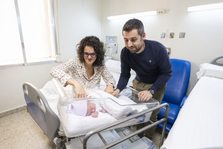 Los nacimientos caen un 2% en Galicia en los dos primeros meses del año, mientras aumentan en España