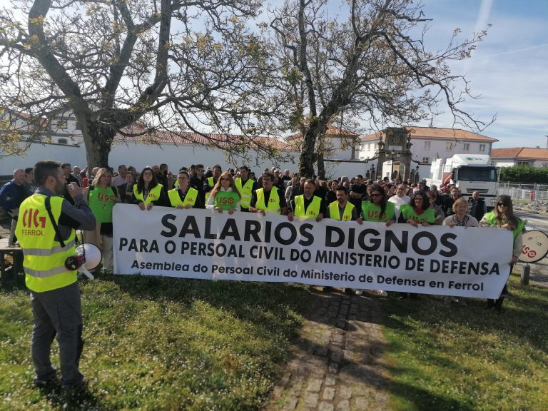 Personal civil de Defensa se concentra ante el Arsenal de Ferrol para exigir el fin de la «discriminación salarial»