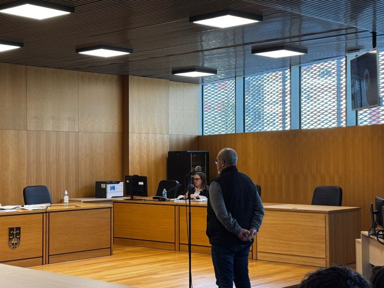 Fiscalía solicita un año de prisión para un padre acusado de agredir y lanzar una mesa a su hijo en Allariz (Ourense)