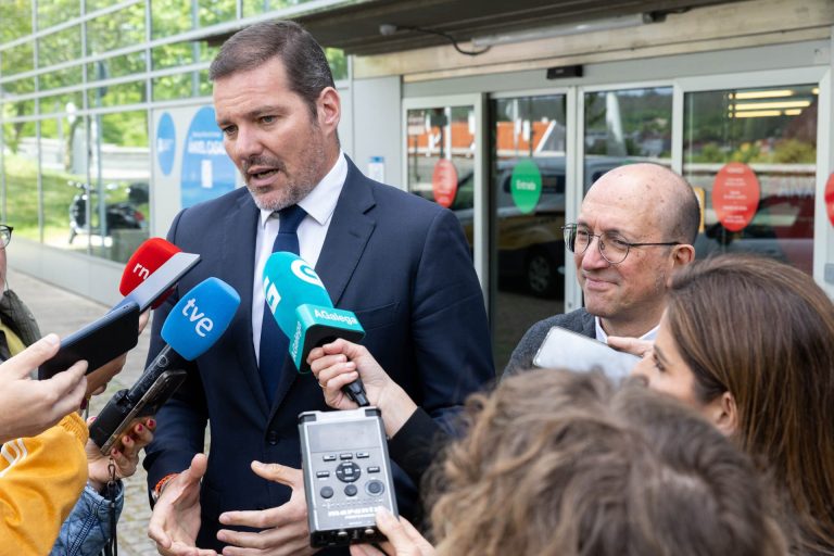 Técnicos de la Xunta rechazan los tubos de las gárgolas del Hostal dos Reis, aunque su informe hablaba de lanzas