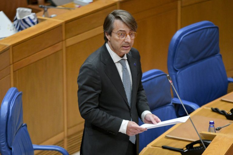 Pleno.- La Xunta alega «situación excepcional» en la movilidad de determinados funcionarios ante críticas del PSdeG