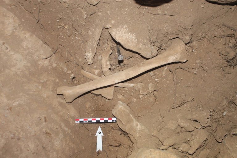 Excavaciones confirman la Cova do Santo de Rubiá como uno de los principales yacimientos funerarios de la Edad de Bronce