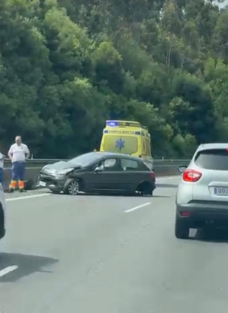 Suceso.- Herida una conductora en Vigo tras salirse de la vía en la VG-20 a su paso por Matamá