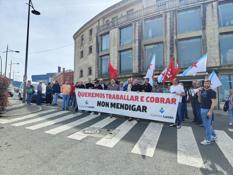 Trabajadores de Losán se concentran en Curtis (A Coruña) para denunciar la amenaza para 150 empleos