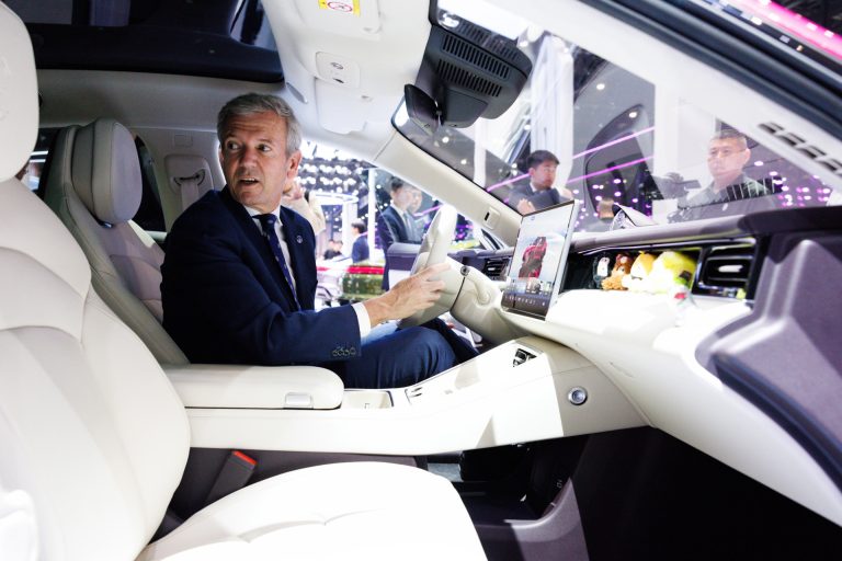 Rueda asiste al salón del automóvil Beijing Autoshow en su gira china para explorar relaciones comerciales y económicas