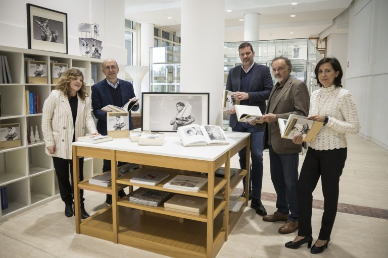 La Xunta reedita el catálogo de la muestra ‘Uns ollos vivos que pensan’, del fotógrafo José Suárez