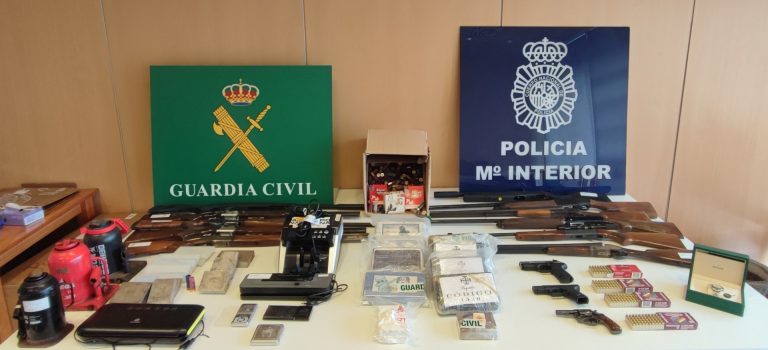 Sucesos.- Detenidas 11 personas, intervenidos 40 kilos de drogas y armas en un operativo con epicentro en O Salnés