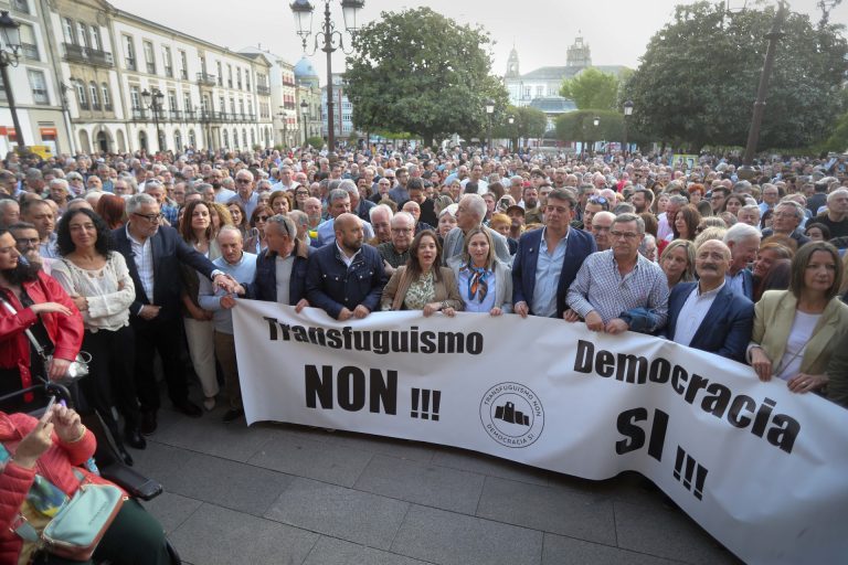 Miles de personas claman en Lugo contra las «prácticas corruptas» y apelan a la responsabilidad de la edil tránsfuga