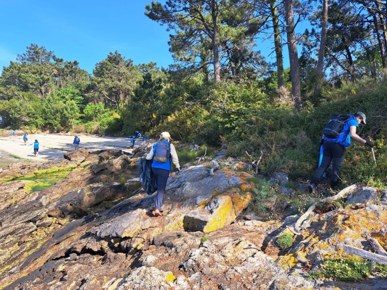 Voluntarios retiran 104,5 kilos de basura marina de las playas de la isla de Cortegada en el Parque Nacional