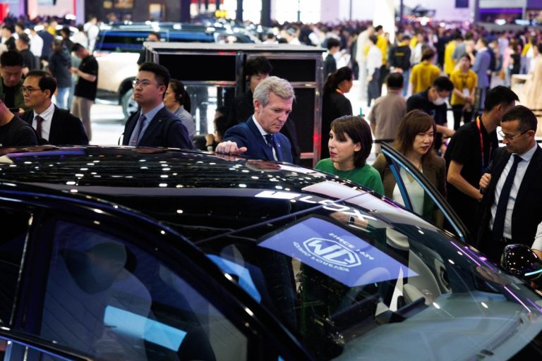 Rueda vuelve «satisfecho» de China por su «intensa» agenda de reuniones con el sector de la automoción y la eólica