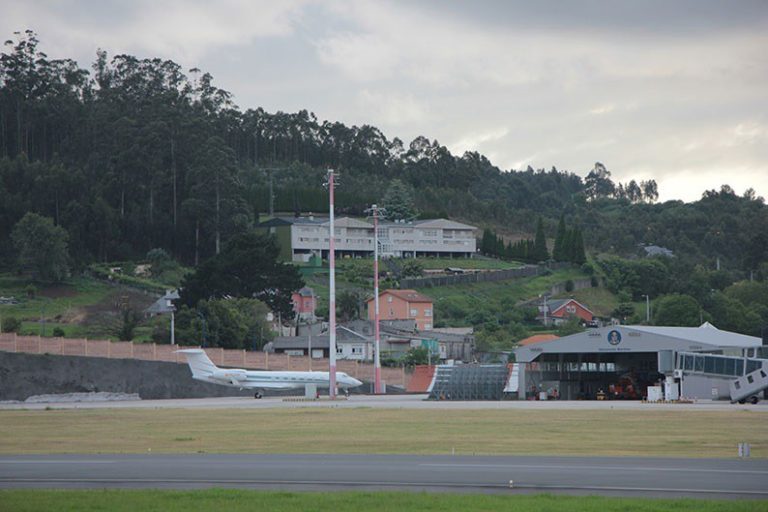 Culleredo (A Coruña) aumentará la vigilancia sobre los taxis del aeropuerto para que se cumpla el sistema de refuerzo