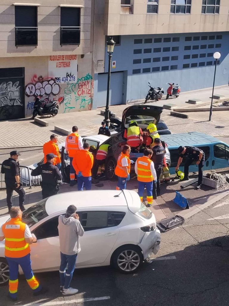 Herido un conductor que cayó por un desnivel de unos dos metros en Vigo