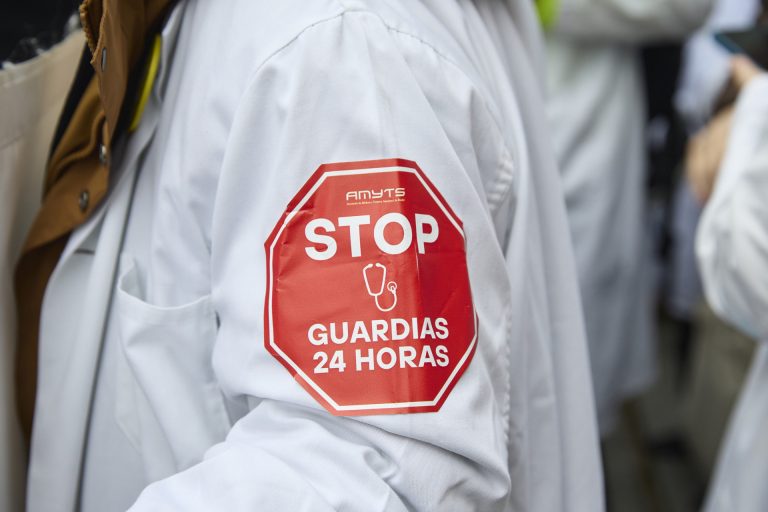 Medio centenar de médicos inauguran ante el HULA la tercera semana de huelga contra el Estatuto Marco