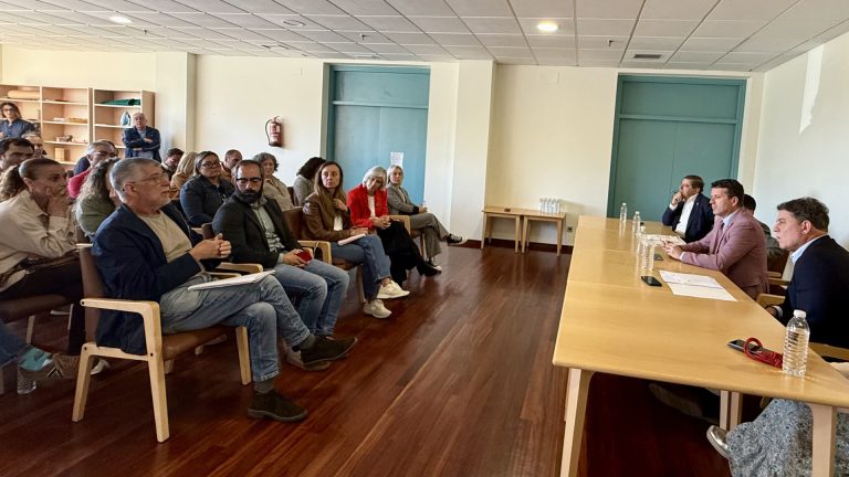 Besteiro a Rueda: «Tiene en sus manos que Feijóo apruebe en el Congreso la exención de cuotas a las mariscadoras»