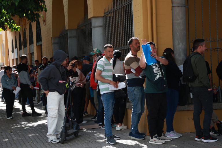 Inclusión impone nuevas medidas de control a Correos en regularización de migrantes: confidencialidad y consentimiento
