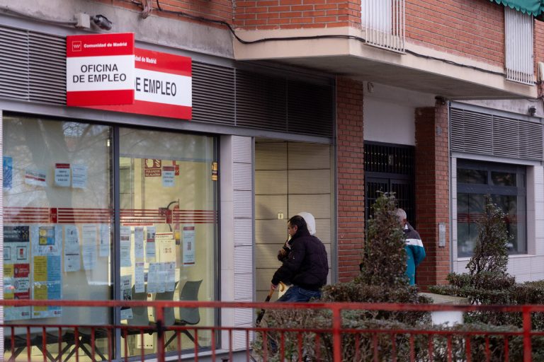 AV.- EPA.- El paro sube en 9.000 personas hasta marzo en Galicia y se destruyen 8.800 empleos