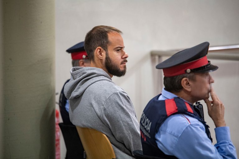 Doscientos catedráticos envían cartas a Sánchez e Illa pidiendo la liberación del rapero Pablo Hasél