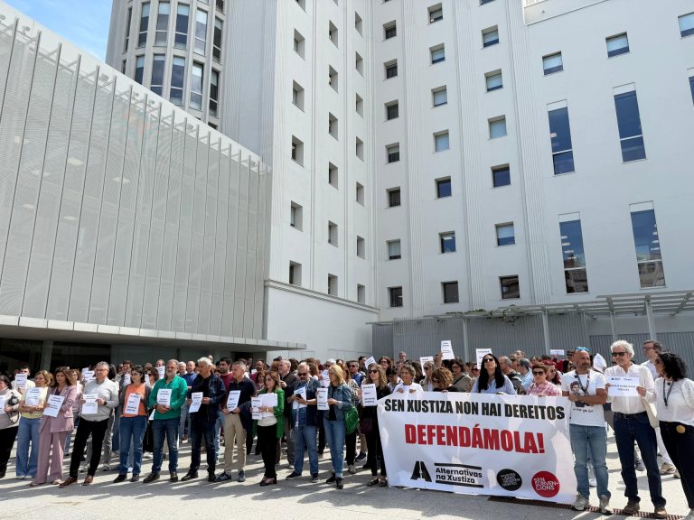 Decenas de personas claman en Vigo por la «situación crítica» de la justicia ante el «fracaso» de la ley de eficiencia