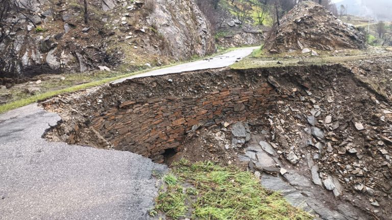 Cortada al tráfico la carretera que da acceso a cuatro aldeas de Quiroga (Lugo) tras un desprendimiento de la vía