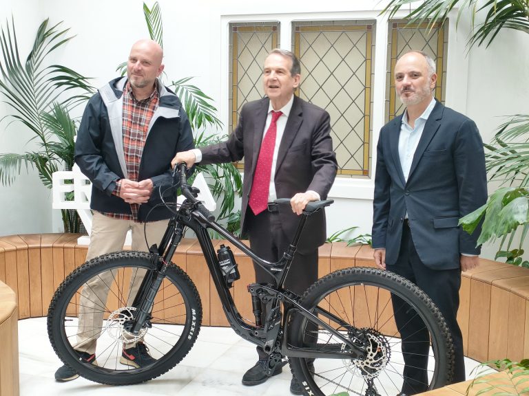 Zona Franca de Vigo renueva su compromiso de apoyo al Marisquiño: «Es apoyo a la economía»