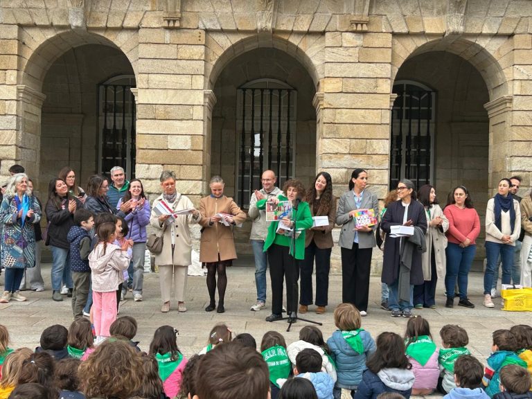 Más de 280 escolares rinden homenaje al comercio tradicional en Santiago