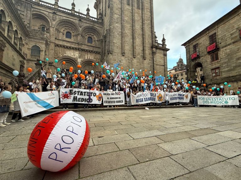 Médicos marchan por Santiago «en defensa absoluta de la sanidad pública»: «Seguiremos hasta el final»