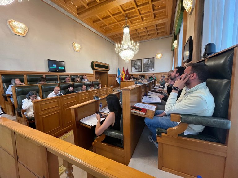 El pleno de Santiago aprueba facturas retenidas para pagar la deuda a la plantilla de los centros socioculturales