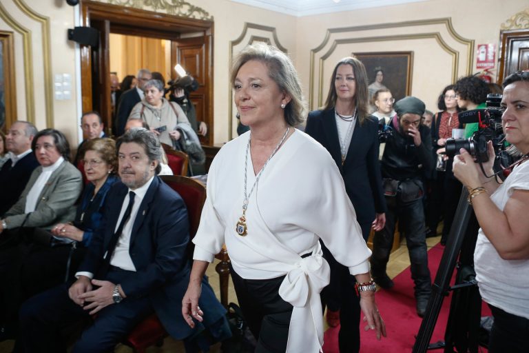 Lugo homenajea a la exalcaldesa Paula Alvarellos con una estatua en la Praza Maior