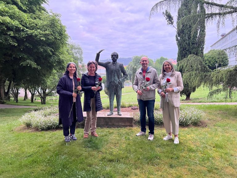 Las concejales no adscritas de Santiago hacen una ofrenda ante el busto de Pablo Iglesias y reivindican la «coherencia»