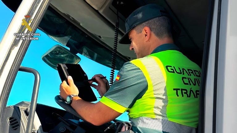 Investigan a dos personas en Santiago por un supuesto delito de falsedad documental por uso irregular de un tacógrafo