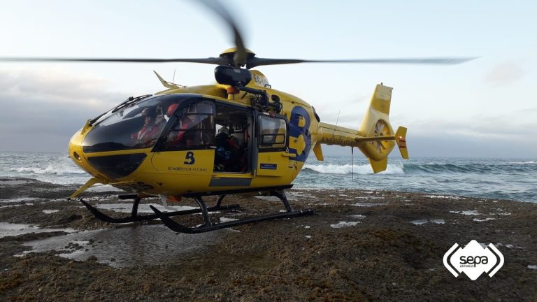 Sucesos.- Un helicóptero de Gardacostas halló el pesquero francés hundido en El Franco, donde buscan a un tripulante