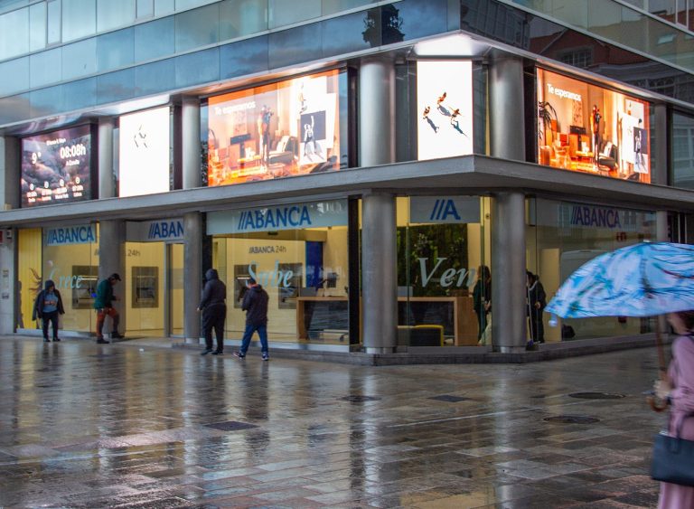 Abanca estrena en A Coruña una nueva oficina para acompañamiento digital a clientes