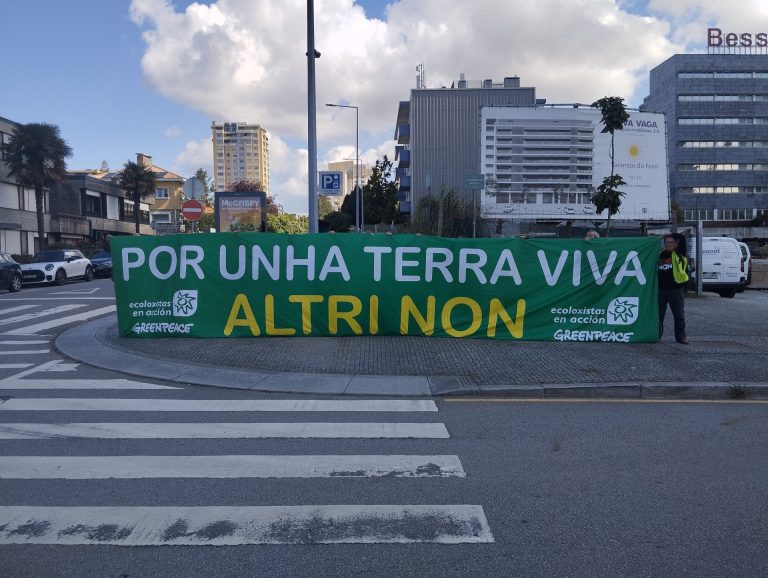 Ecologistas llevan a Oporto su protesta contra la planta de Altri en Palas con motivo de la junta general de la empresa