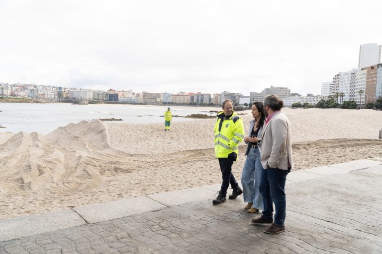 Comienza la retirada de la duna que protege el paseo marítimo de A Coruña