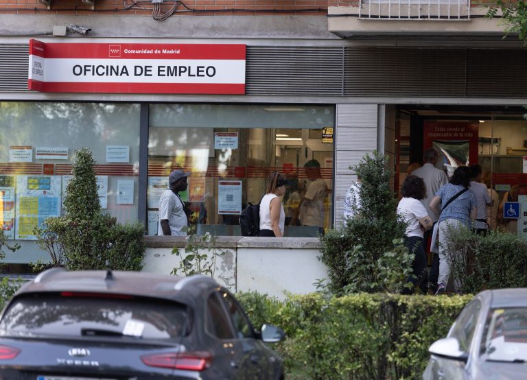 AV.- Paro.- El paro cae en 2.377 personas en abril en Galicia, un 2,07%, algo por debajo de la media, hasta 112.293