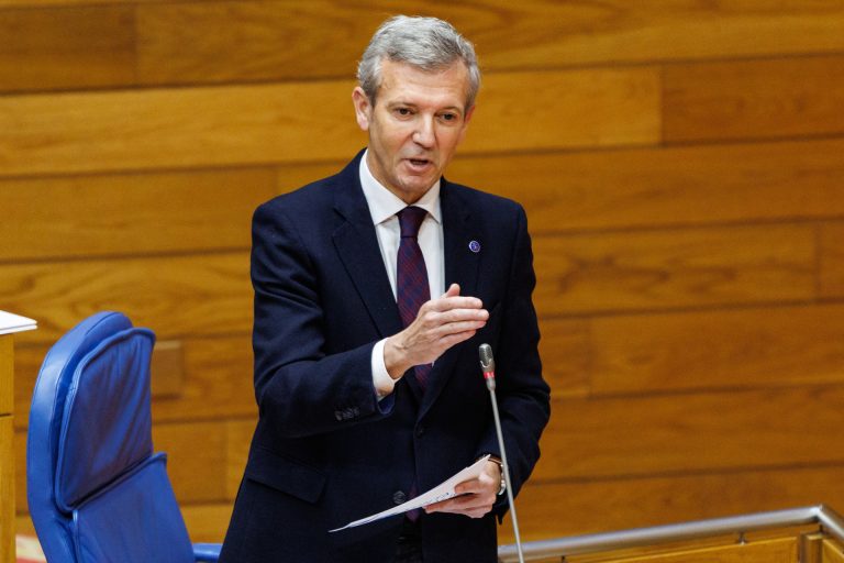 Más bronca ante la moción de Lugo, que Rueda avala entre críticas de «comprar» poder e incumplir normas del PP