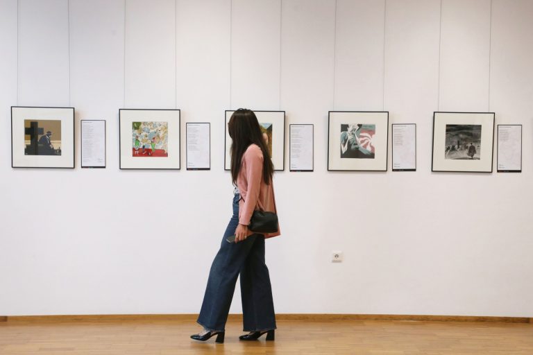 Más de 30 ilustradores interpretan textos de Rosalía en una muestra que podrá verse en Vigo hasta el 15 de junio