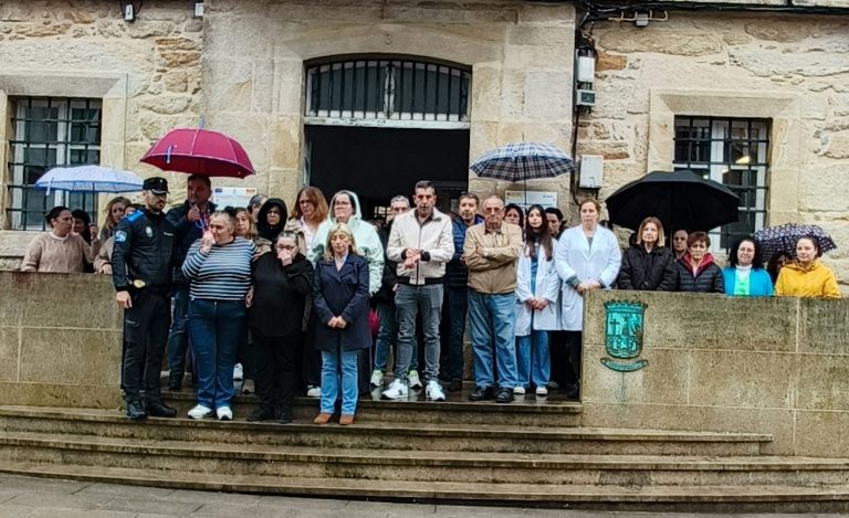 Concentraciones en Negreira y Fisterra en señal de luto por la muerte del menor que se precipitó desde una ventana