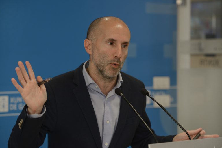 Jácome suspende de empleo a un bombero municipal por llamarlo «moroso cabrón» y «pufero» en sus redes sociales