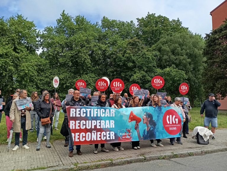CIG-Ensino se concentra ante la Xunta para denunciar el «desprecio» de la Consellería y exigir una Mesa Sectorial
