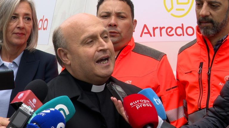 El arzobispo de Santiago aplaude la regularización de inmigrantes: «Hablar de regularización es hablar de dignidad»