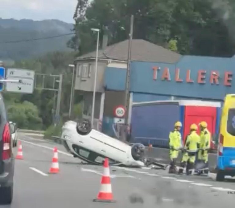 Herida una persona tras volcar un coche en Mos (Pontevedra)
