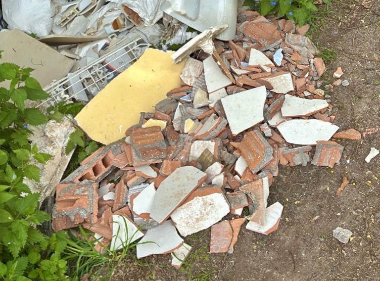 Sancionan con hasta 3.000 euros al responsable de verter un ciento de sacos con material de obra en Santiago