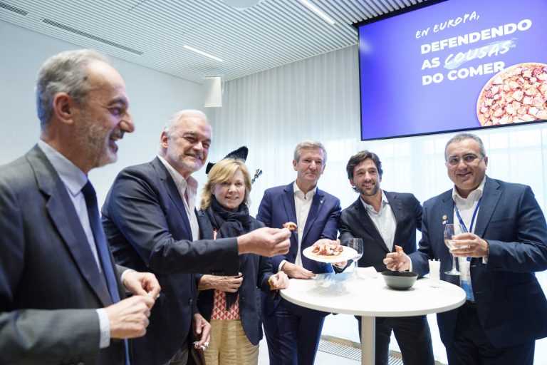 ‘Feira’ gallega en el Parlamento europeo: el PP reivindica una política pesquera «a la altura» en «una gran pulpada»