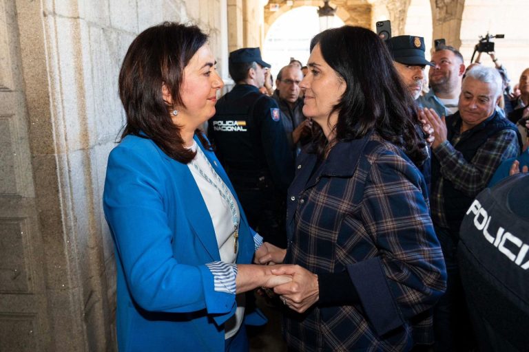 Prado (PPdeG), tras vivir momentos tensos a las puertas del Consistorio, reivindica a Candia como «alcaldesa legítima»